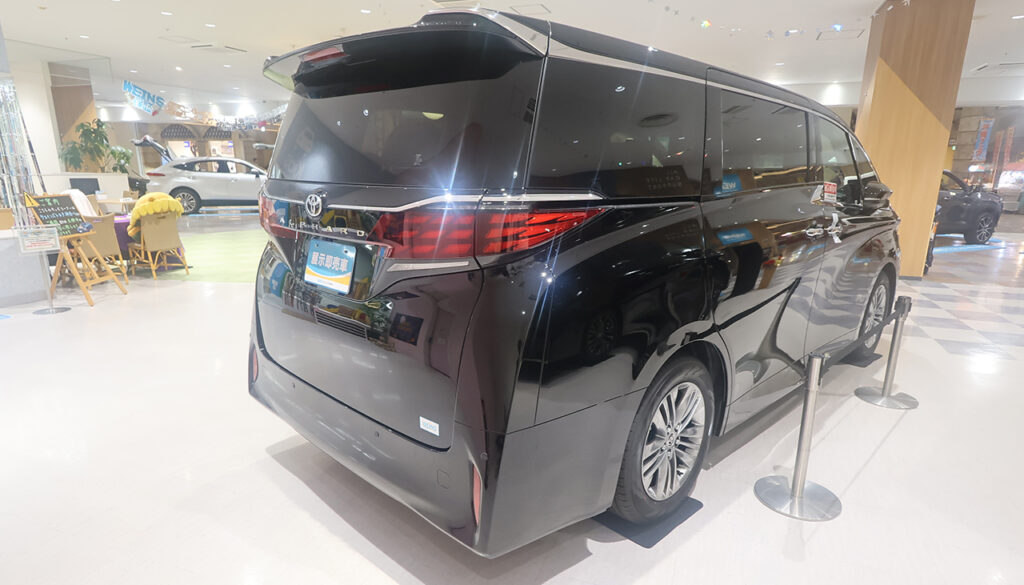 現地撮影:© Premium Cars Life(ウエインズトヨタ神奈川・トレッサ横浜オートモール)