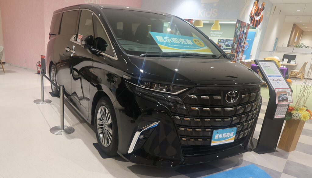 現地撮影:© Premium Cars Life(ウエインズトヨタ神奈川・トレッサ横浜オートモール)