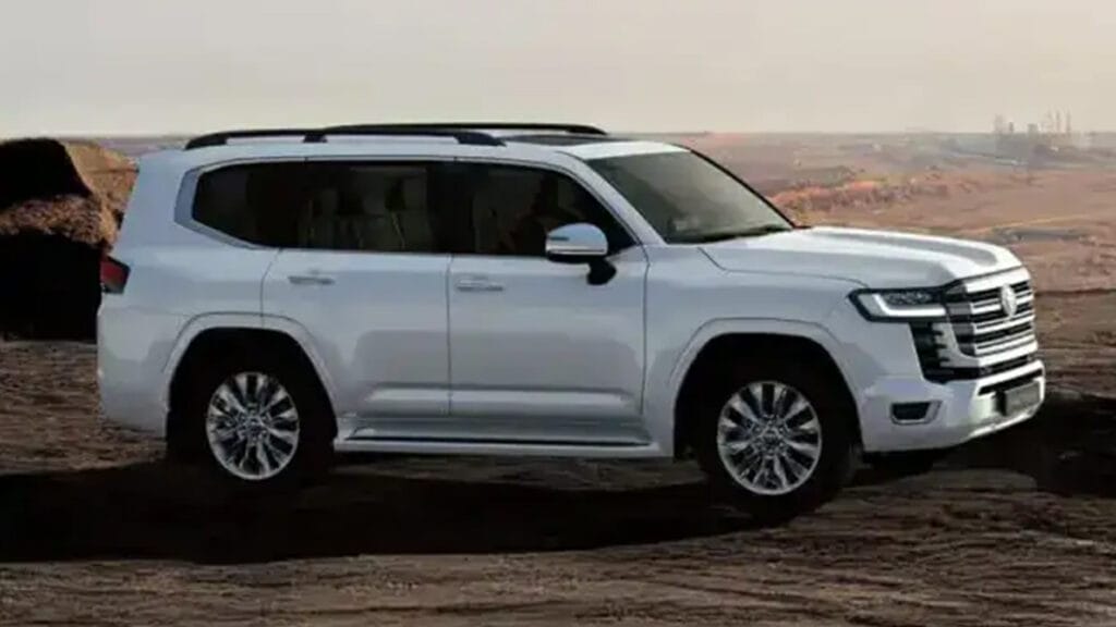 ランドクルーザー300 ハイブリッド 中東仕様モデル。最初に公開・販売が始まった地域の公式画像（出典：Toyota Middle East）
