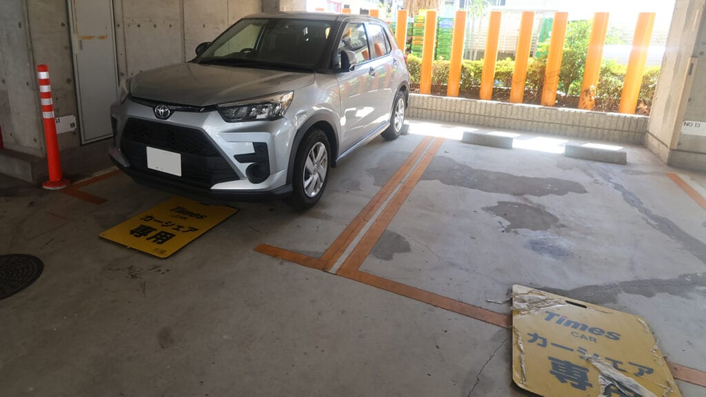 タイムズカーシェアの専用駐車スペースに停められた車両（トヨタ ライズ）：© Premium Cars Life（2025年撮影）