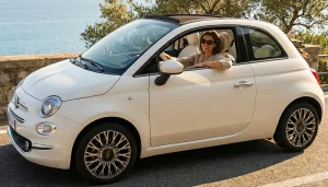 フィアット500に乗ってる女性